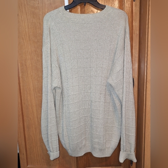 An Izod mens chunky sweater. It has a PTP 23.5", 25" from neck to hem in front. - Picture 7 of 9
